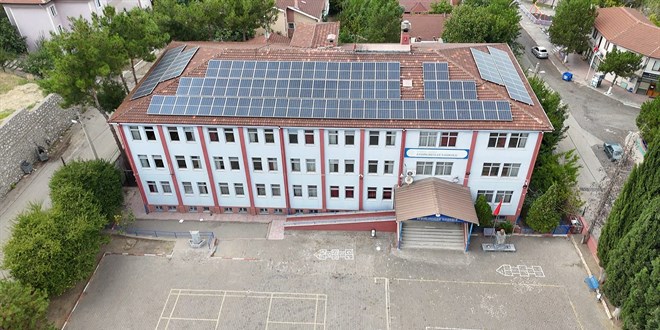 İlkokulun elektrik ihtiyacı güneş panelleriyle karşılanıyor
