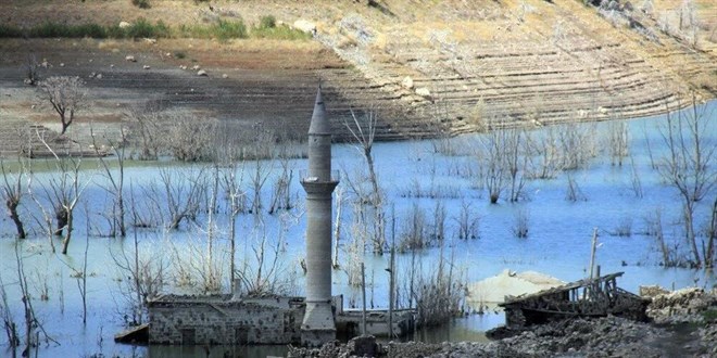 Su seviyesi düştü! Barajdaki eski cami ve bazı evler ortaya çıktı