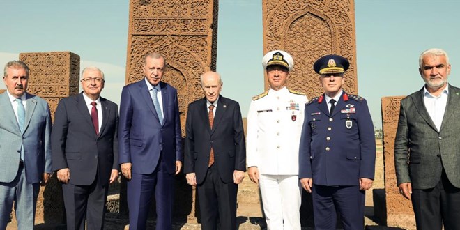 Cumhurbaşkanı Erdoğan, Ahlat'ta Selçuklu mezarlığını ziyaret etti