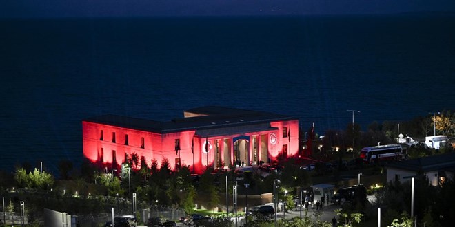Kabine'yi ilk kez ağırlayan Ahlat Cumhurbaşkanlığı Külliyesi'ne özel ışıklandırma