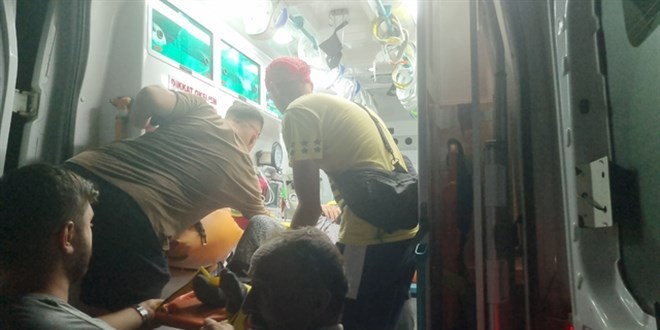 Düzce'de devrilen tarım aracındaki 3 kişi yaralandı