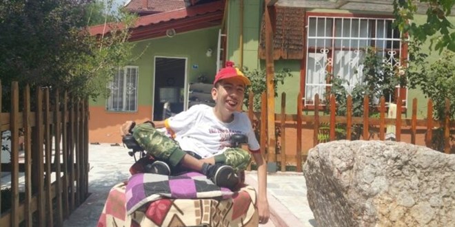 Hayat dolu doğuştan fiziksel engelli Murat Saraç vefat etti