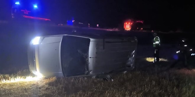 Tarlaya devrilen hafif ticari araçtaki 1 kişi öldü, 1 kişi yaralandı