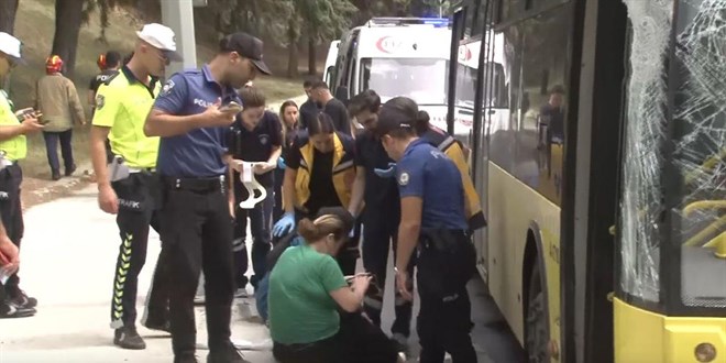 T�r, �ETT otob�s�n�n �zerine devrildi