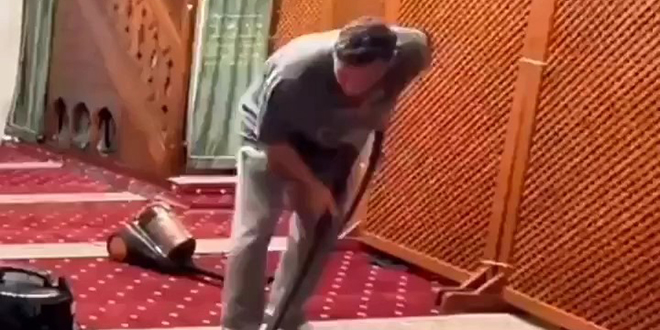 Mesut zil camiyi temizledi, o anlar sosyal medyada gndem oldu