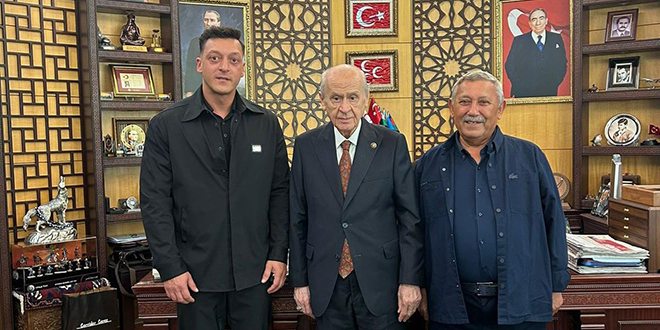 Bahçeli, eski futbolcu Mesut Özil'i kabul etti