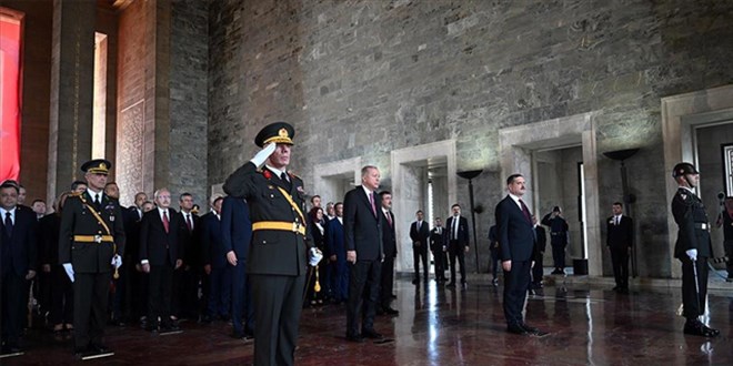 Erdoğan, devlet erkanı ile Anıtkabir'i ziyaret etti