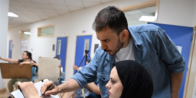 Resimle hayata tutunan genç, eğitim aldığı kursta öğretmen oldu