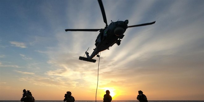 TCG GÖKSU fırkateyninde helikopter iniş/kalkış eğitimleri yapıldı