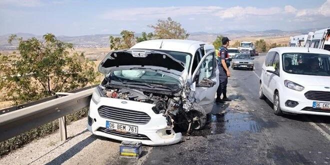 Ankara'da iki otomobil çarpıştı: 6 kişi yaralı