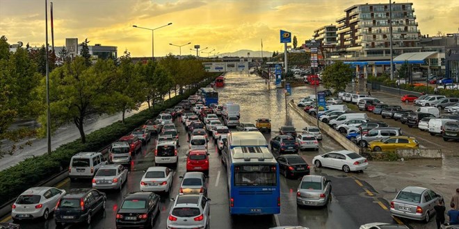 Ankara'da sağanak: Yollar göle döndü, iş yerlerini su bastı