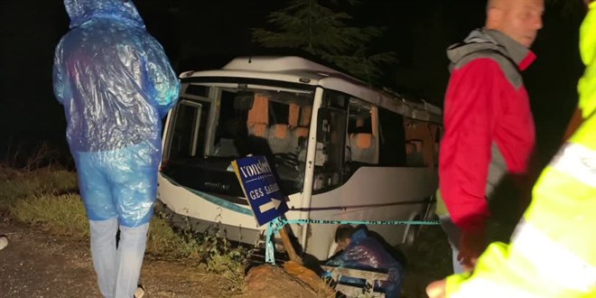 Eskişehir'de midibüs yoldan çıktı: 14 polis yaralandı