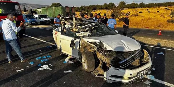 Gaziantep'te otomobil, kamyonun altına girdi; 2 kardeş öldü