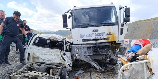 Erzurum'da kamyon ile pikap çarpıştı: 3 ölü, 2 yaralı