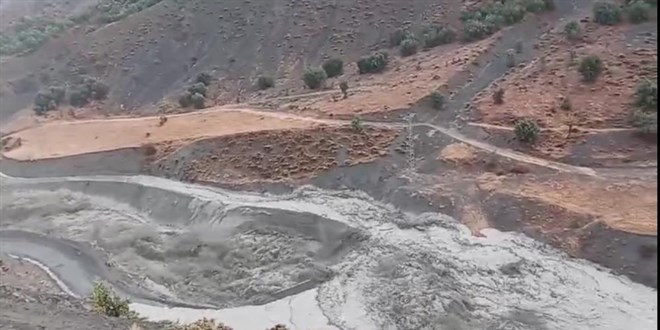 Elaz��'da sa�anak sele neden oldu: 10 k�y yolu ula��ma kapand�