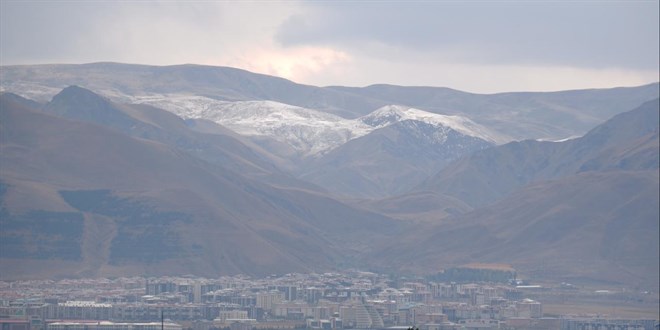 Erzurum'a mevsimin ilk karı yağı