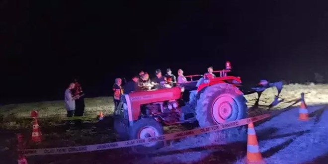 Hareket eden trakt�r�n�n alt�nda kal�p �ld�