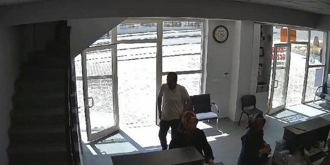 Kendisine ilaç alan eşini eczanede bıçakladı