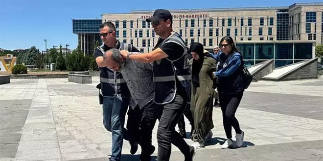 Atatürk Anıtı'na balta ile saldıran dayı ile yeğene 4 yıl 4'er ay hapis