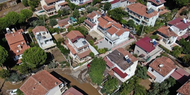 İzmir'i sağanak vurdu: Ev ve iş yerlerini su bastı