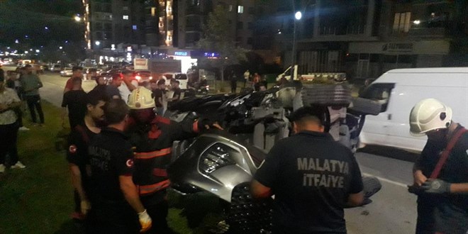 Malatya'da iki otomobilin çarpıştığı kazada 1 kişi öldü, 2 kişi yaralandı