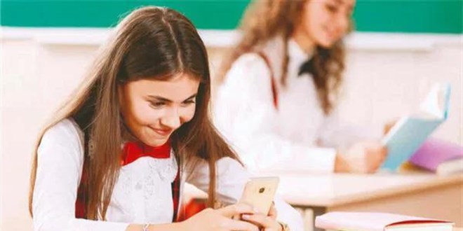 Sınıfta telefon dikkati dağıtıyor