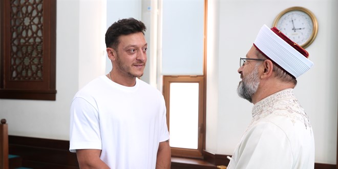 Ali Erbaş, eski futbolcu Mesut Özil'le bir araya geldi