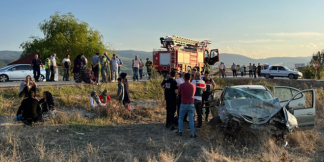Sinop'ta iki otomobilin çarpıştığı kazada 3 kişi öldü