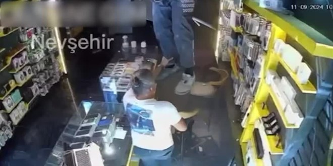 Yanlış kapıdan girdi, çöken tavanda asılı kaldı