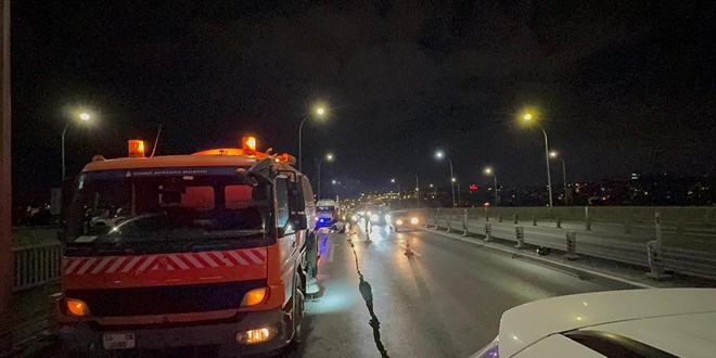 Motosiklet yol temizleme arac�na �arpt�:1 �l�