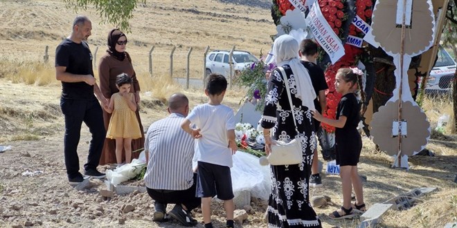 Türkiye Narin'e ağlıyor: Kabrine oyuncaklar bırakıldı