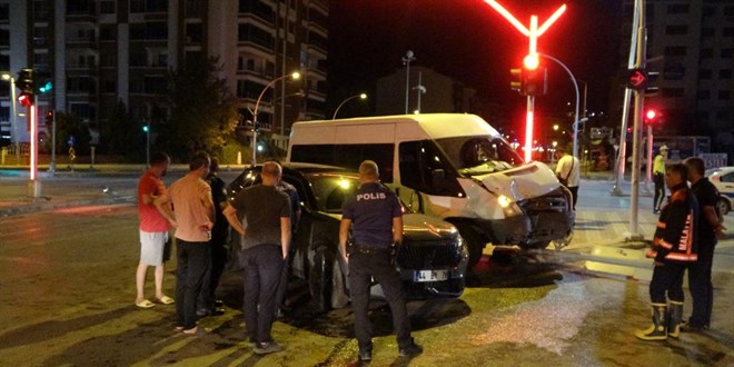 Malatya'da trafik kazası: 1'i polis 4 kişi yaralandı