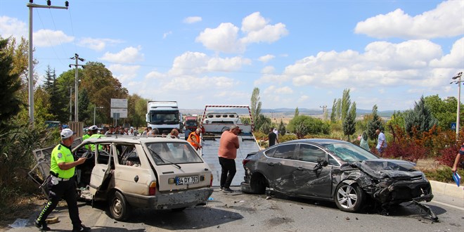 Uşak'ta iki otomobilin çarpıştığı kazada 1 kişi öldü