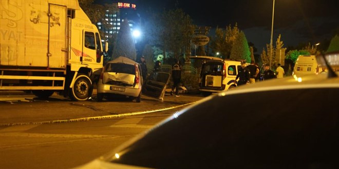 Kamyon ile otomobil çarpıştı, otomobil sürücüsü kadın hayatını kaybetti