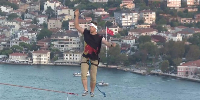 15 Temmuz Köprüsü'nü halat üzerinde yürüyerek geçti