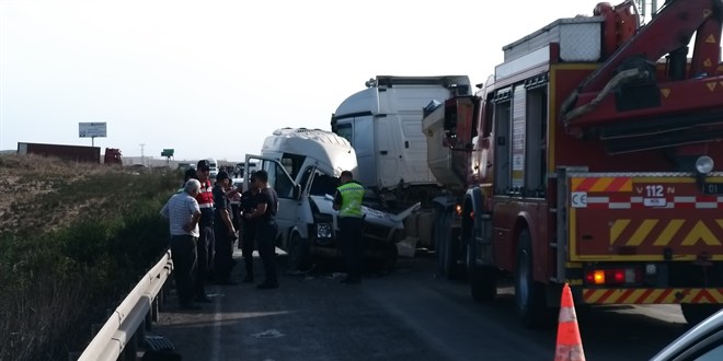 Adana'da tır ile servis çarpıştı: 3 kişi öldü, 8 kişi yaralandı