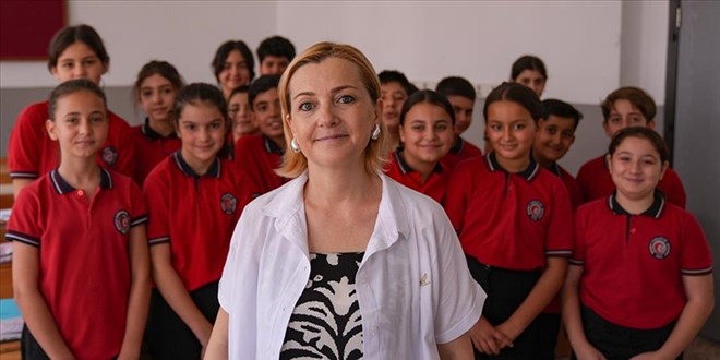 Protezle adım atmaya başlayan depremzede öğretmen öğrencilerine kavuştu