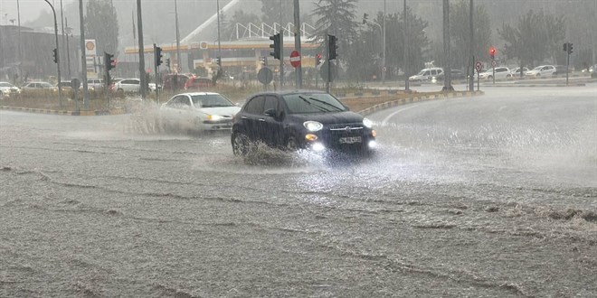 Sıcaklıklar mevsim normallerinin altına iniyor: 3 gün sağanak etkili