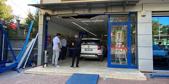 Otomobil zincir markete dald�, vatanda� �ekili� var sand�