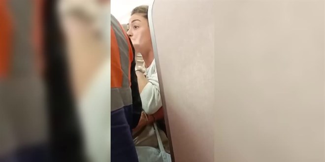 arkc Dilan tak ile kabin memuru arasnda 'kedi' tartmas