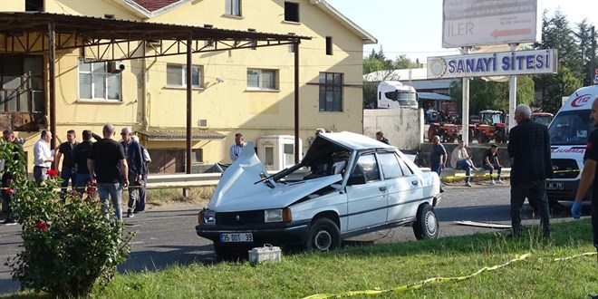 İşçi servisi otomobile çarptı: 1 ölü, 9 yaralı