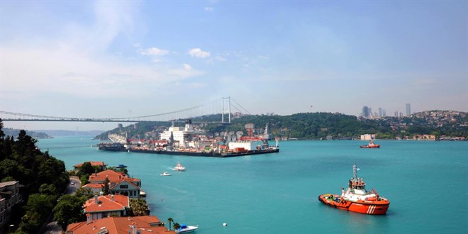 İstanbul Boğazı'nda gemi trafiği güney-kuzey yönlü açıldı