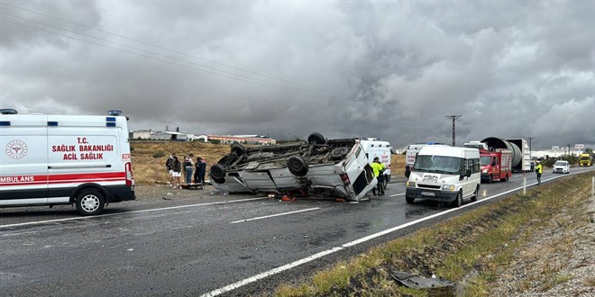 Nevşehir'de turistleri taşıyan minibüs devrildi: 18 yaralı
