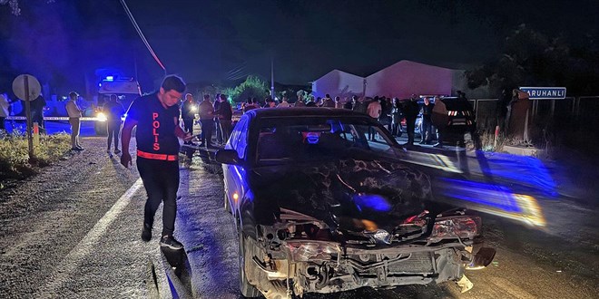 Manisa'da üç araç birbirine girdi: 1 ölü, 7 yaralı