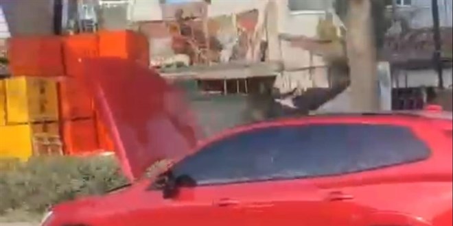 Trafikte tehlikeli yolculuk: Kaputu açık ilerledi