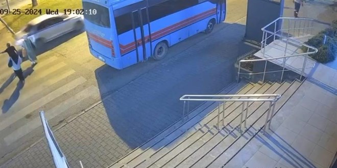 Yaya yolunda durması için el kaldırdığı aracın çarpması sonucu hayatını kaybetti