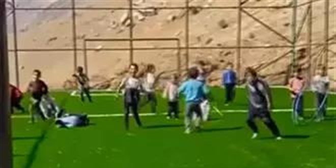Halı saha kirlenmesin diye ayakkabılarını çıkardılar