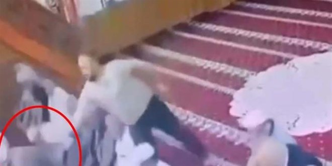 İmama tabure ile saldırdı: Cemaat vantilatör ile kovaladı