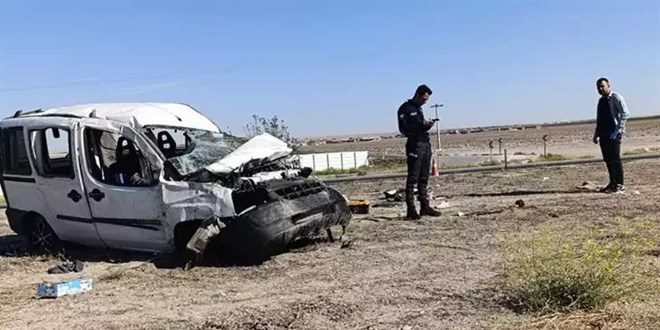Çekiciye çarpan hafif ticari araç takla attı: 2 ölü, 3 yaralı