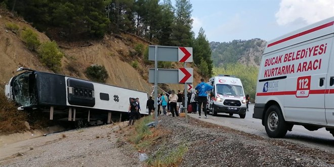Burdur'da yolcu otobüsü şarampole devrildi: 8 yaralı
